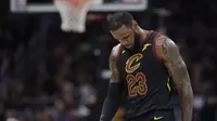 Pebasket Cleveland Cavaliers, LeBron James, tampak kecewa usai dikalahkan Golden State Warriors pada final NBA di Quicken Loans Arena, Ohio, Jumat (8/6/2018). Warriors juara setelah menang 4-0 atas Cavaliers. (AFP/Tony Dejak)