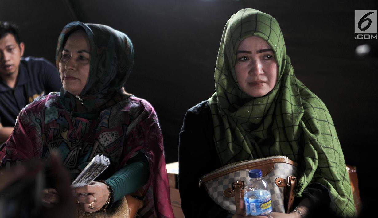 Keluarga korban pesawat jatuh Lion Air JT 610 saat mendatangi posko di Pelabuhan Tanjung Priok, Jakarta, Selasa (30/10). Mereka datang karena ingin melihat barang-barang milik kerabat yang ditemukan tim evakuasi. (Merdeka.com/Iqbal S. Nugroho)