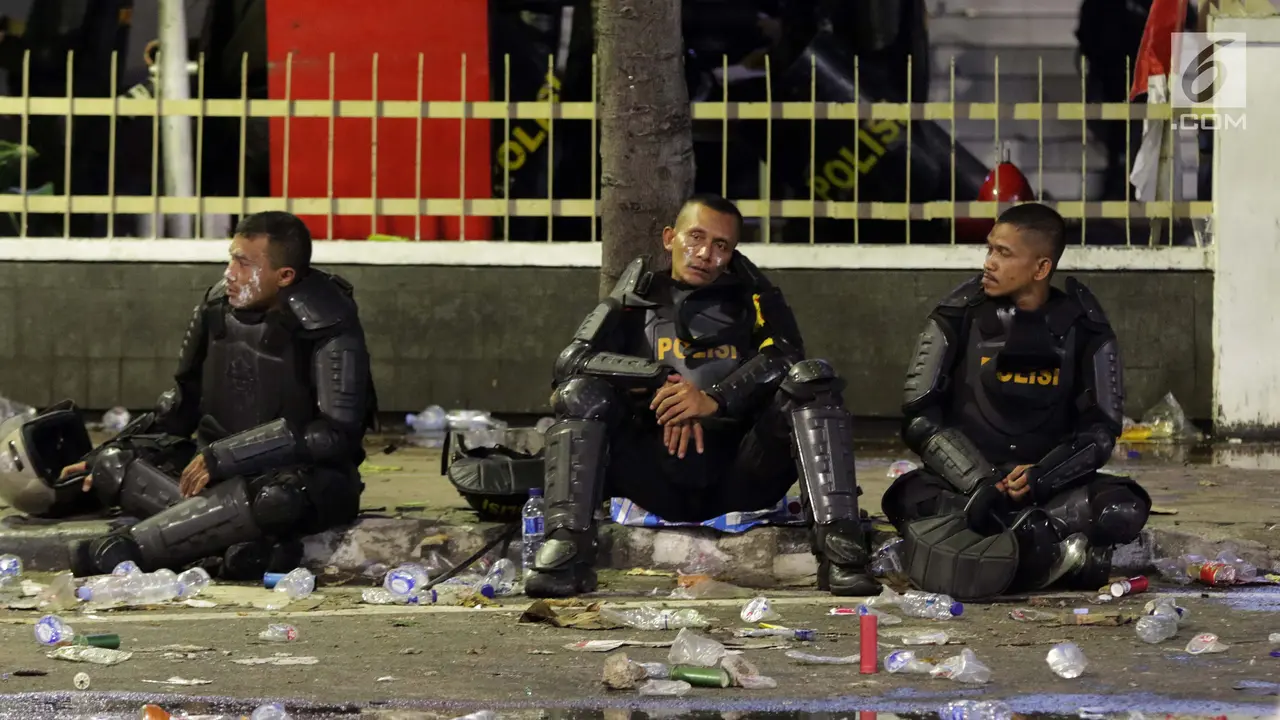Melihat Perjuangan Aparat Kepolisian Halau Aksi Massa Anarkis