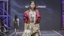 Leather jacket juga menjadi item yang tetap bertahan di tahun 2022 yang semakin eklektik saat berpadu dengan rok batik asimetris yang edgy.