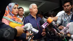 Shinta Bachir dan kuasa hukumnya, Christ Salam memberi keterangan pers di Polres Jakarta Selatan, Senin (8/6). Kedatangan Shinta untuk mempertanyakan kepada polisi mengenai inisial SB yang disebut-sebut sebagai dirinya. (Liputan6.com.Panji Diksana)