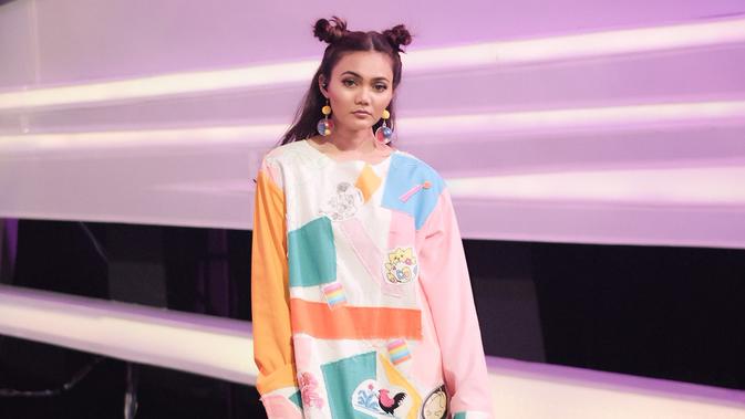 8 Gaya Busana Unik Rina  Nose  saat di Panggung Celeb 