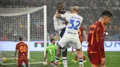 Penyerang Inter Milan, Marcus Thuram (tengah) bersama Federico Dimarco merayakan gol bunuh diri pemain AS Roma pada lanjutan pertandingan Serie A Italia di Stadion Olimpico, Roma, 10 Februari 2024. (Alberto PIZZOLI/AFP)