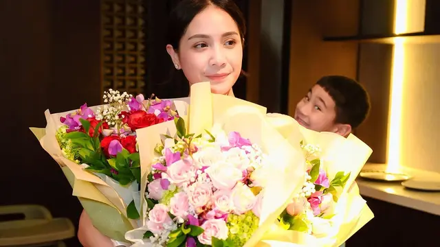 Potret Manis Raffi Ahmad dan Ketiga Anaknya Beri Kejutan Spesial untuk Nagita Slavina di Hari Ibu (credit: instagram/raffinagita1717)