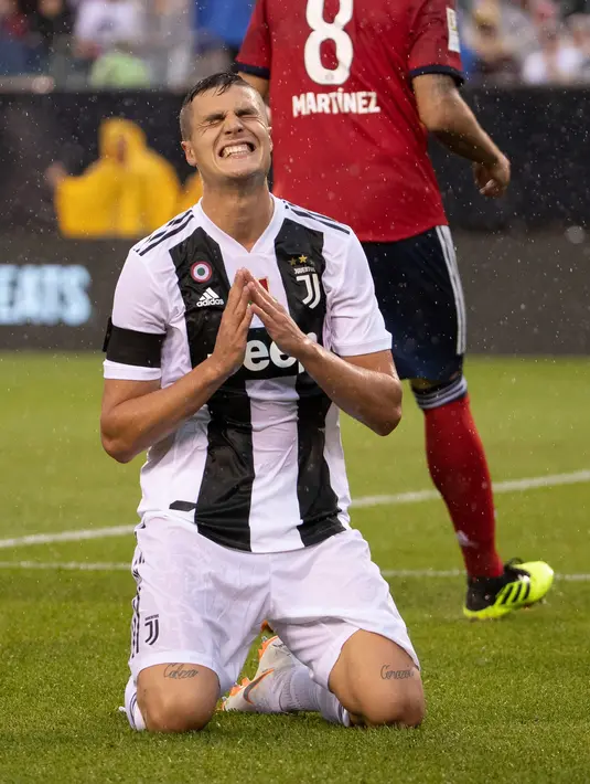 Ekspresi pemain anyar Juventus, Andrea Favilli saat gagal  mencetak gol ke gawang Bayern Munchen dalam International Champions Cup (ICC) 2018 di Lincoln Financial Field, Philadelphia, Amerika Seikat, Rabu (25/7). (AP Photo/Chris Szagola)