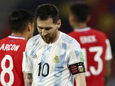 Striker Argentina, Lionel Messi, tampak lesu usai ditahan imbang Chili pada Kualifikasi Piala Dunia 2022 Zona Amerika Selatan di Stadion Santiago del Estero, Jumat (4/6/2021). Kedua tim bermain imbang 1-1. (Agustin Marcarian, Pool via AP)