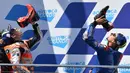 Pembalap Spanyol dari tim Repsol Honda, Marc Marquez (kiri) bersama Alex Rins (Suzuki Ecstar) merayakan kemenangan Grand Prix MotoGP Australia di Sirkuit Phillip Island, Minggu (16/10/2022). Marc Marquez finish di posisi kedua dan ini menjadi podium pertamanya sejak kembali pasca operasi keempat cedera patah lengan tangan kanan. (Paul CROCK/AFP)