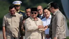 Presiden Indonesia Prabowo Subianto (tengah) disambut saat tiba dari Mesir setelah menghadiri KTT Perdamaian Gaza di Pangkalan Udara Halim Perdanakusuma, Jakarta, pada Selasa 14 Oktober 2025. (YASUYOSHI CHIBA/AFP)
