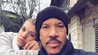 Sofia Richie merupakan anak perempuan dari penyanyi, penulis lagu, aktor dan produser rekaman, Lionel Richie dan Diana Alexander Richie, seorang perancang busana. (doc.dailymail.com)