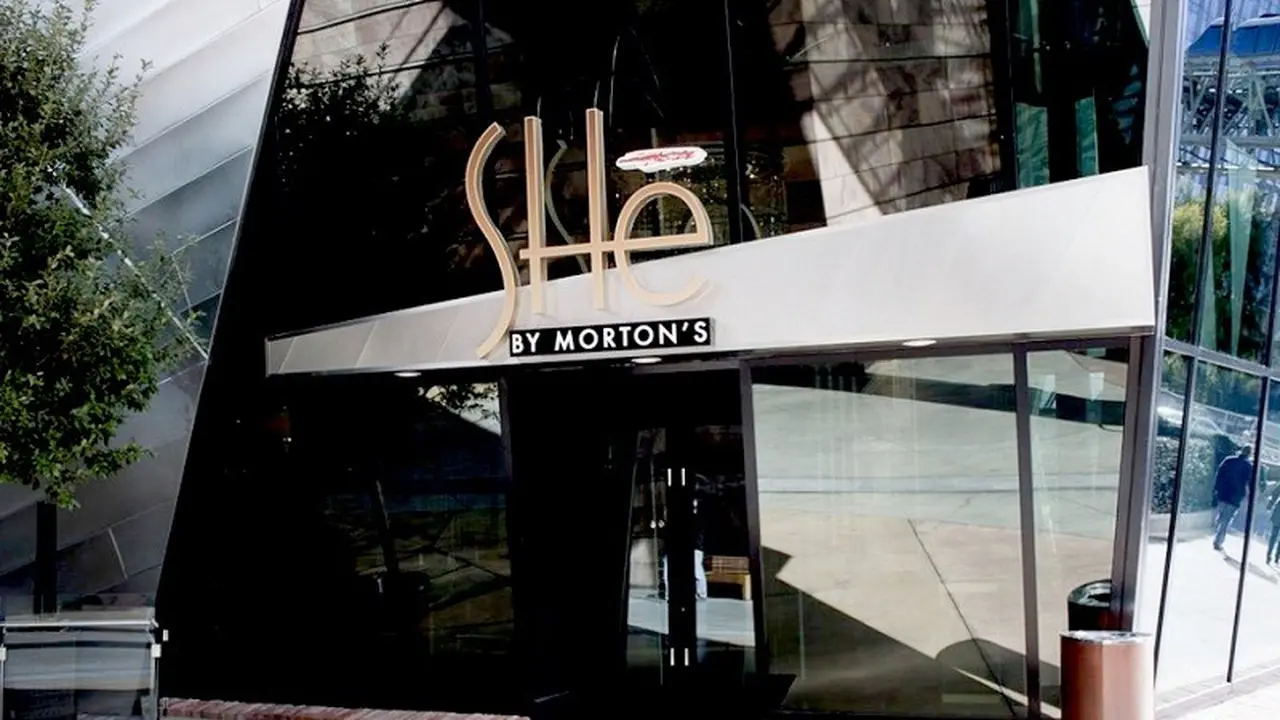 7 Selebriti Hollywood yang Punya Restoran Mewah