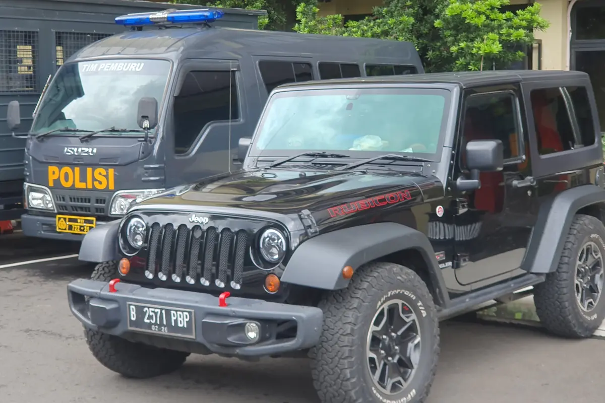 Penampakan Mobil Jeep Rubicon hitam yang dipakai tersangka Mario Dandy Satriyo anak pejabat Kantor Wilayah Direktorat Jenderal Pajak (DJP) Jakarta Selatan yang diduga melakukan penganiayaan. (Merdeka.com/Bachtiarudin Alam )