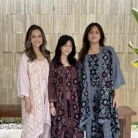 Kedua anak Ersa pun memiliki paras yang memesona seperti sang ibunda. Mereka memiliki gaya rambut belah dua dengan rambut panjangnya. (@ersamayori)