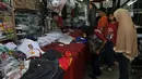 Seorang anak mencoba seragam di Pasar Senen, Jakarta, Selasa (12/7). Penjualan seragam sekolah menjelang tahun ajaran baru mengalami peningkatan sekitar 30-50 persen dari hari biasa. (Liputan6.com/Gempur m Surya)