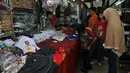Seorang anak mencoba seragam di Pasar Senen, Jakarta, Selasa (12/7). Penjualan seragam sekolah menjelang tahun ajaran baru mengalami peningkatan sekitar 30-50 persen dari hari biasa. (Liputan6.com/Gempur m Surya)