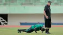 Pemain yang gagal menajalani instruksi dengan benar mesti melakukan push up sebagai hukuman di sesi latihan Timnas Indonesia tersebut (24/9/2016). (Bola.com/Peksi Cahyo)