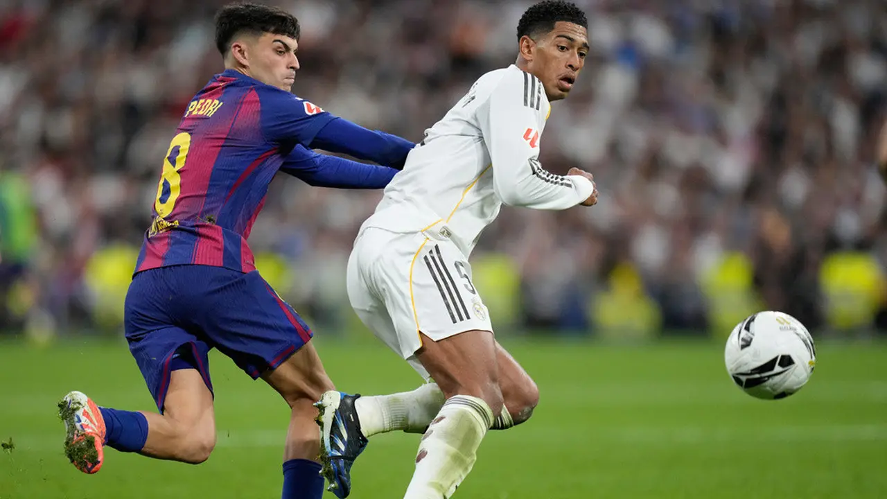 Pedri dari Barcelona berduel dengan Jude Bellingham dari Real Madrid