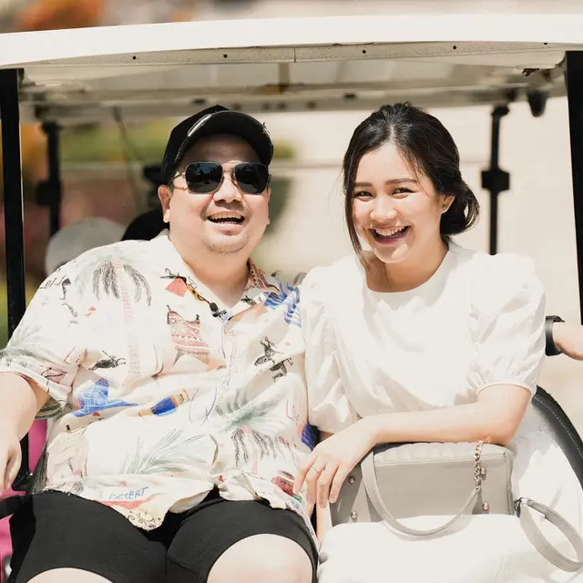 7 Potret YouTuber Nex Carlos Lamar Kekasihnya di Pinggir Pantai Ini Romantis