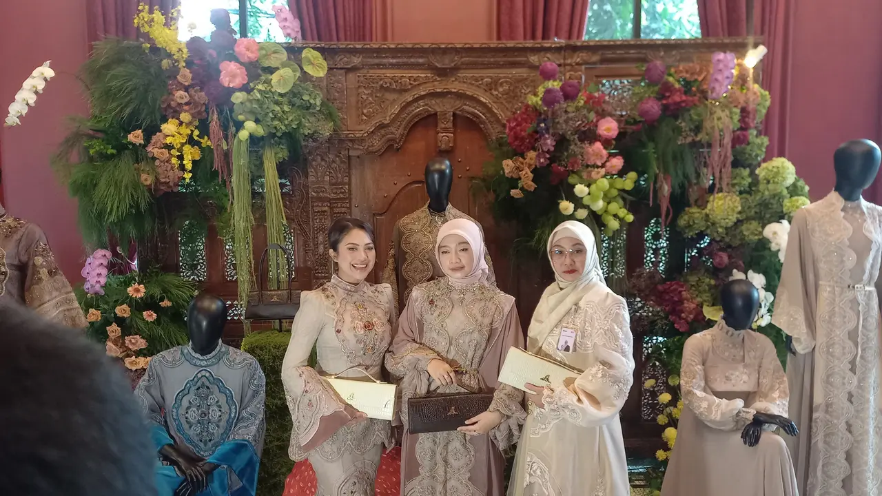 Ayu Dyah Andari Rayakan 15 Tahun Berkarya Lewat Koleksi Puspa