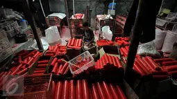 Pekerja menyelesaikan pembuatan lilin untuk perayaan Imlek di Kampung Melayu, Teluk Naga, Tangerang, Sabtu (23/1/2016). Jelang perayaan imlek pemesanan lilin yang berharga Rp 10 ribu hingga Rp 12 Juta melonjak drastis. (Liputan6.com/Johan Tallo)