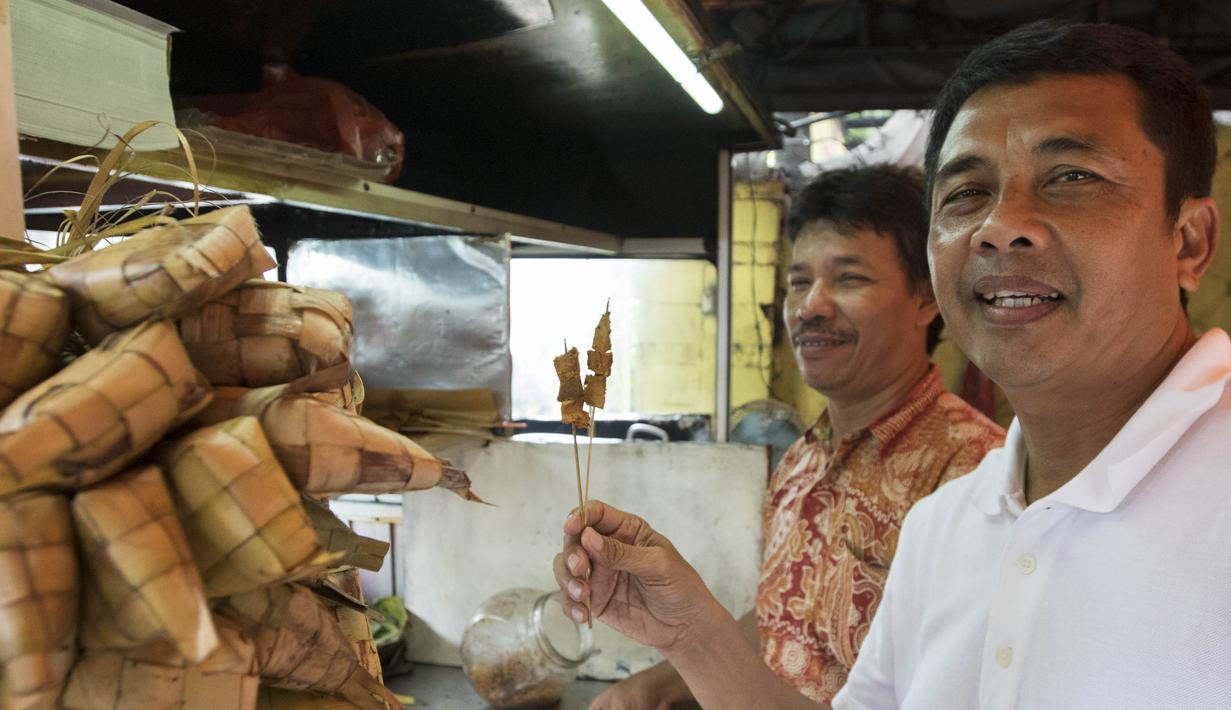 Pelatih mitra Kukar, Jafri Sastra, rindu dengan sate padang yang merupakan salah satu makanan favoritnya. (Bola.com/Vitalis Yogi Trisna)