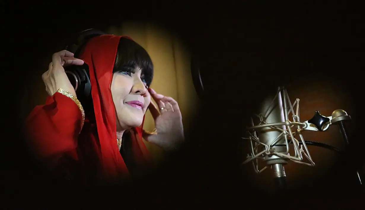 Penyanyi senior Ita Purnamasari kembali masuk dapur rekaman. Seperti tahun sebelumnya, istri Dwiki Dharmawan menggarap single religi jelang ramadan tiba. Lagu berjudul Jangan Putus Bersyukur digarap bersama grup Syiar Voice. (Bambang E. Ros/Bintang.com)