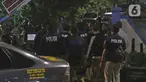 Polisi melakukan adegan rekonstruksi kasus penyiraman air keras terhadap penyidik KPK Novel Baswedan di Jalan Deposito, Kelapa Gading, Jakarta, Jumat (7/2/2020). Rekonstruksi yang berjalan tertutup itu menghadirkan dua tersangka yang diduga sebagai pelaku penyiraman. (Liputan6.com/Herman Zakharia)