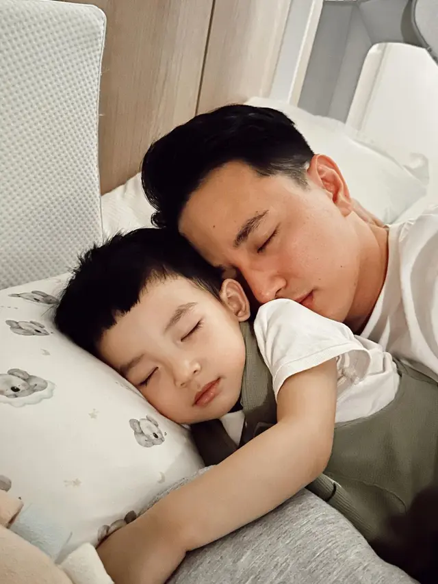 7 Potret Billy Davidson Momong Dua Anak, Jadi Ayah Siaga