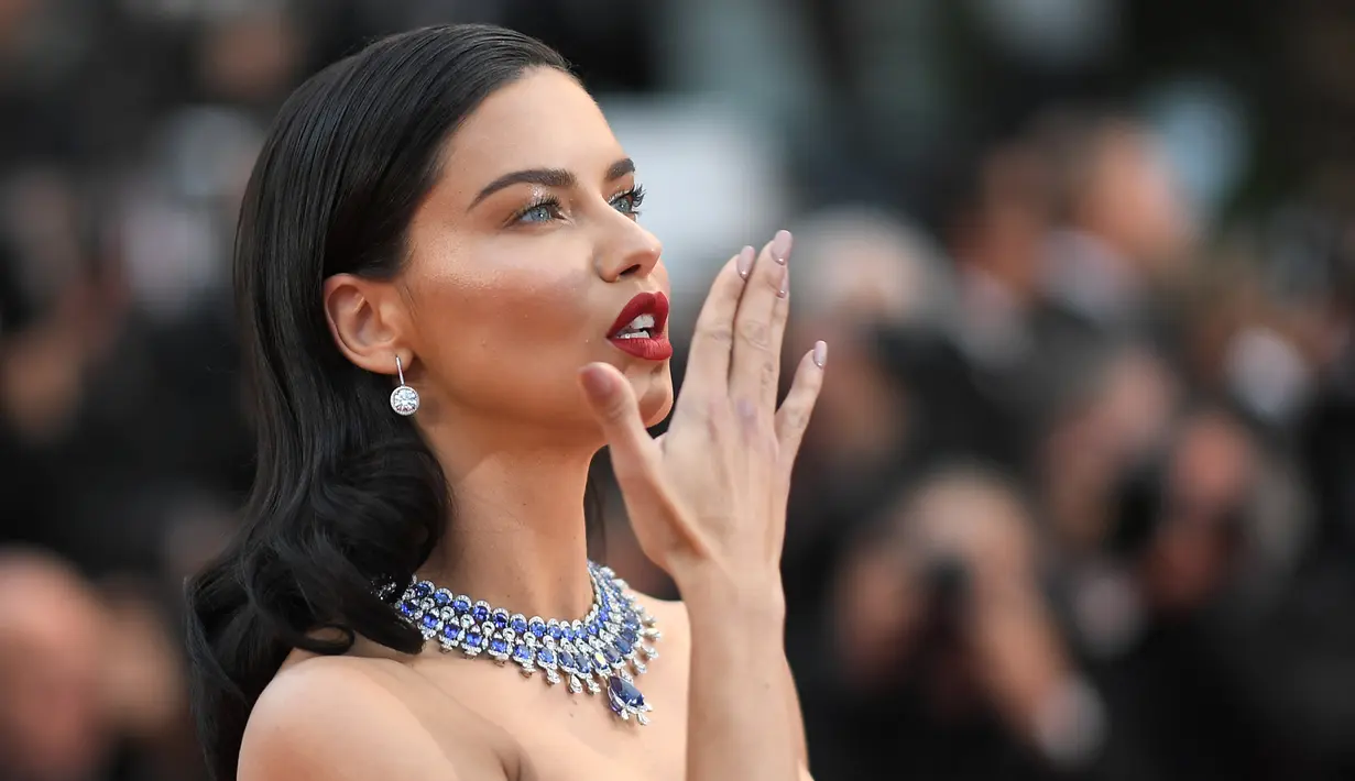 Adriana Lima berpose saat tiba menghadiri pemutaran film "Burning" selama Festival Film Cannes ke-71 di Prancis selatan (16/5). Model asal Brasil ini tampil cantik dan seksi dengan gaun berwarna putih. (AFP Photo/Alberto Pizzoli)