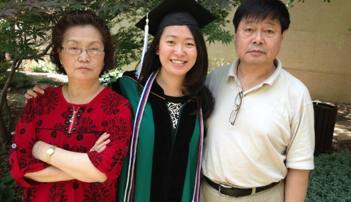 Foto Viral: Orang Tua Yang Tidak Pernah Senyum Saat Difoto - Fashion Fimela.com