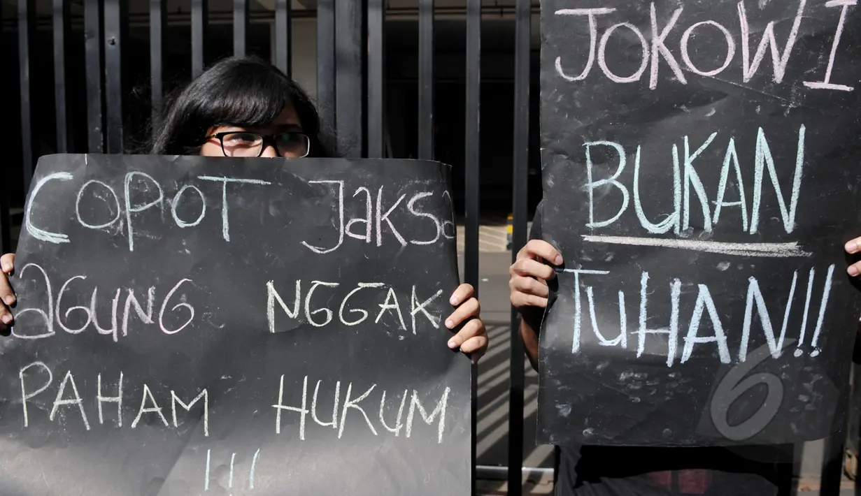 Massa dari Badan Pekerja KontraS membentangkan spanduk saat aksi unjuk rasa di Kejaksaan Agung, Jakarta, Selasa (28/4/2015). Aksi tersebut menuntut Presiden Jokowi dan Kejagung membatalkan pelaksanaan eksekusi mati. (Liputan6.com/Johan Tallo)