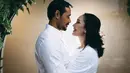 Pernikahannya diselimuti kedamaian, Oka Antara dan Rara Wiritanaya pun selalu terihat mesra dan romantis. Keduanya juga tak pernah absen untuk merayakan ulang tahun pernikahan. Beberapa waktu lalu, pasangan ini juga mengajak ketiga anaknya untuk liburan di Bali. (Liputan6.com/IG/@oks_antara)