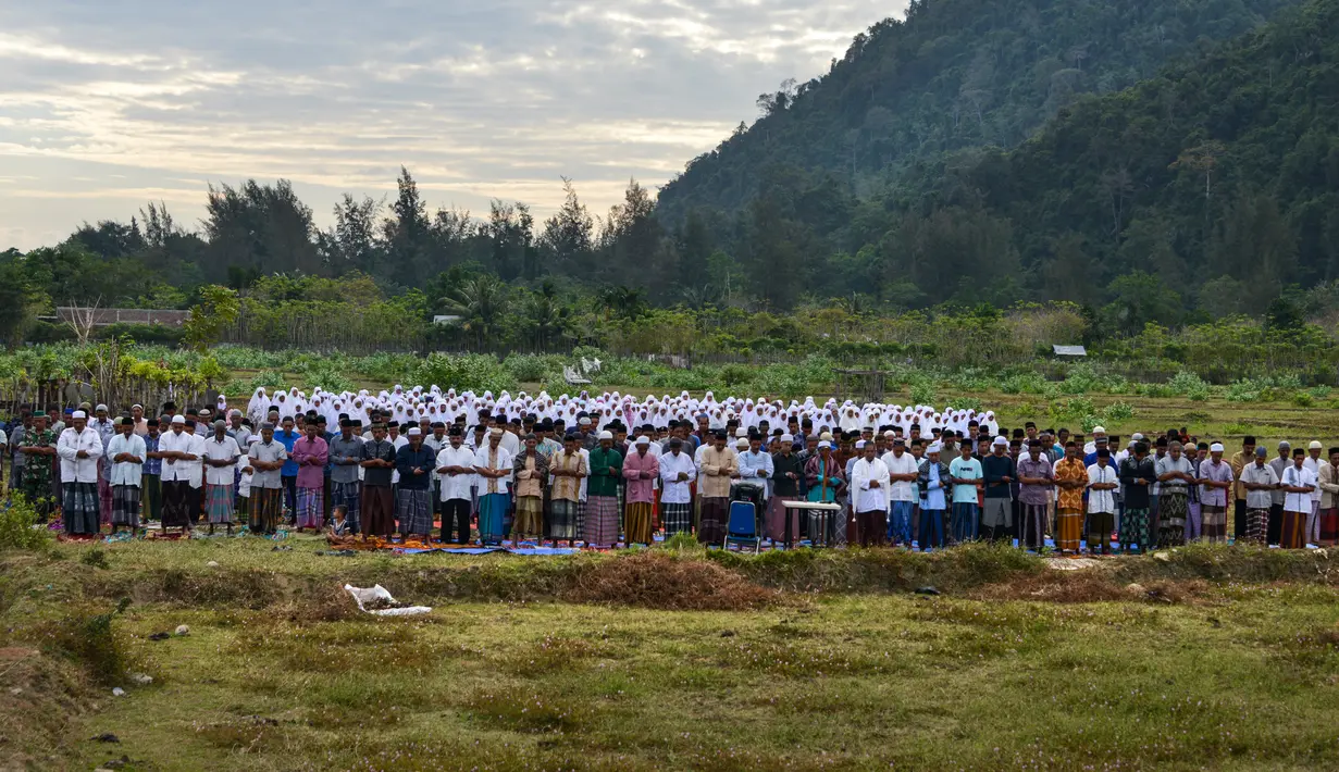 Para petani menunaikan salat meminta hujan (Istisqa) di Peukan Bada, dekat Banda Aceh, Kamis (23/1/2020). Salat Istisqa bertujuan memohon diturunkannya hujan karena sejumlah wilayah di sana mengalami musim kemarau sehingga menyebabkan kekeringan. (CHAIDEER MAHYUDDIN / AFP)