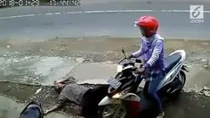 Aksi pria pria pukul dirinya sendiri  terekam kamera cctv, warganet menduga cinta si pria bertepuk sebelah tangan.Aksi pria pria pukul dirinya sendiri  terekam kamera cctv, warganet menduga cinta si pria bertepuk sebelah tangan.