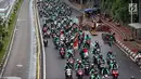 Pengemudi ojek online berkonvoi saat menggelar aksi unjuk rasa di depan Gedung MPR DPR, Jakarta, Senin (23/4). Polisi menyiagakan 7.000 personel mengamankan unjuk rasa pengemudi ojek online. (Liputan6.com/Johan Tallo)