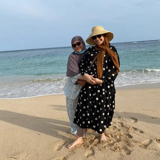 6 Momen Liburan Zaskia Sungkar di Bali, Seru Bareng Suami dan Keluarga