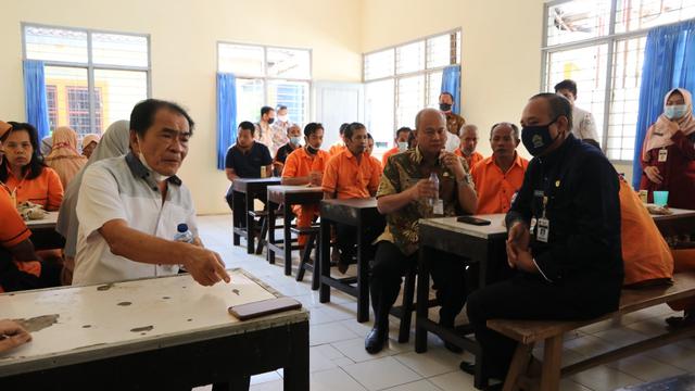 Bupati Banjarnegara, Budhi Sarwono beramah tamah dengan penghuni panti sosial usai makan bersama. (Foto: Liputan6.com/Humas Pemkab Banjarnegara)