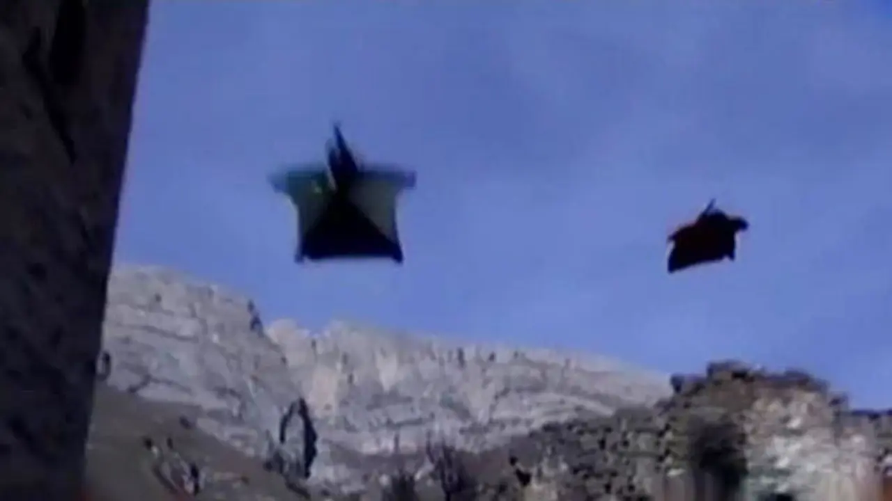 Jendela Dunia: Ekstrem, Aksi Base Jump Ini Nyaris Tabrak Menara