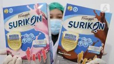 Pekerja menunjukkan hasil produksi bubuk susu ikan yang sudah dikemas di PT Berikan Bahari Indonesia di Bekasi Timur, Jawa Barat, Rabu (18/9/2024). (Liputan6.com/Herman Zakharia)