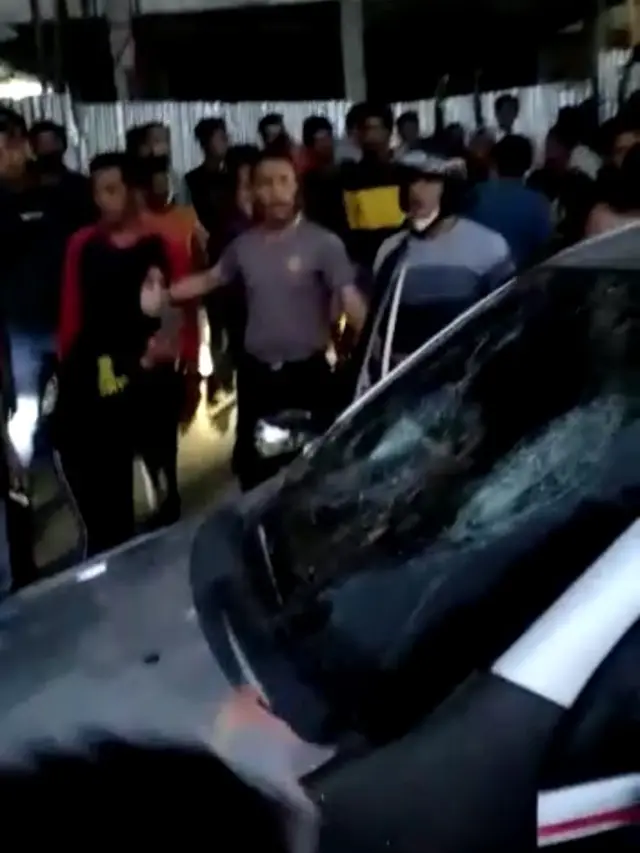 Sejumlah petugas polsek Tarogong Kidul, Garut, Jawa Barat tengah mengamankan pelaku tabrak lari di depan RSUD dr. Slamet Garut.