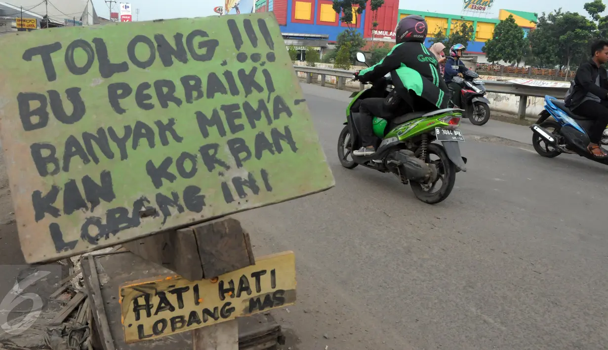 Sebuah papan terpasang di ruas Jalan Raya Siliwangi Pamulang, Kota Tangerang Selatan (Tangsel),Banten, Kamis (12/5). Warga sekitar mengeluhkan lambatnya penyelesaian proyek pelebaran jalan yang menghubungkan Serpong-Pamulang. (Liputan6.com/Helmi Afandi)