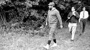 Fidel Castro (kiri) berjalan saat berburu di Rumania dalam file foto Mei 1972 ini. Bersama Che Guevara, Castro pernah melakukan perlawanan gerilya untuk Kuba selama 25 bulan di Pegungunan Sierra Maestra.  (REUTERS / Prensa Latina File Photo)