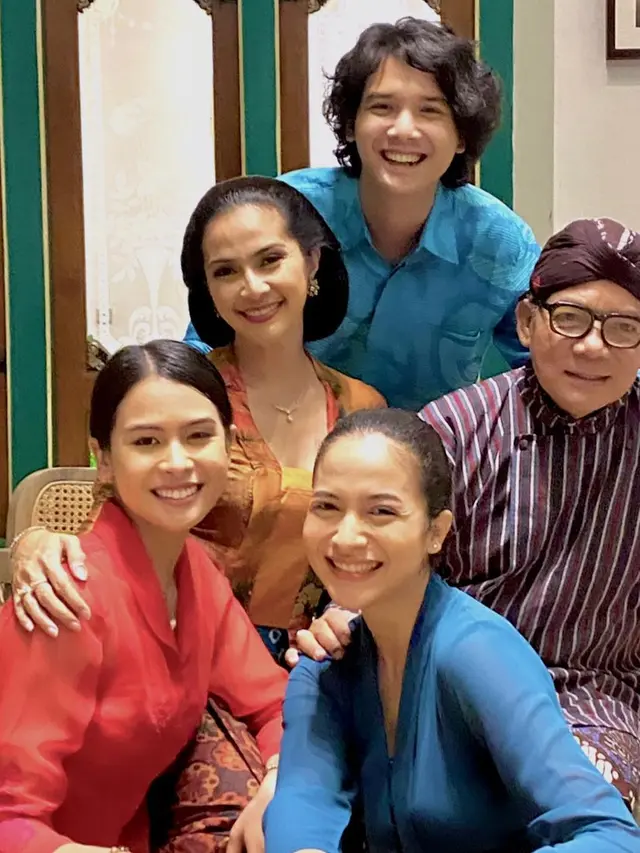 Maudy Koesnaedi dan para pemain Losmen Bu Broto. (Foto: Instagram @maudykoesnaedi)
