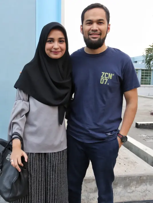 Ayah dua anak yang belakangan ini banyak memperdalam ilmu agama, banyak palajaran didapat. Begitu juga dengan poligami. Meski demikian, ia juga bisa memaklumi jika istrinya, tak sanggup untuk di madu. (Adrian Putra/Bintang.com)