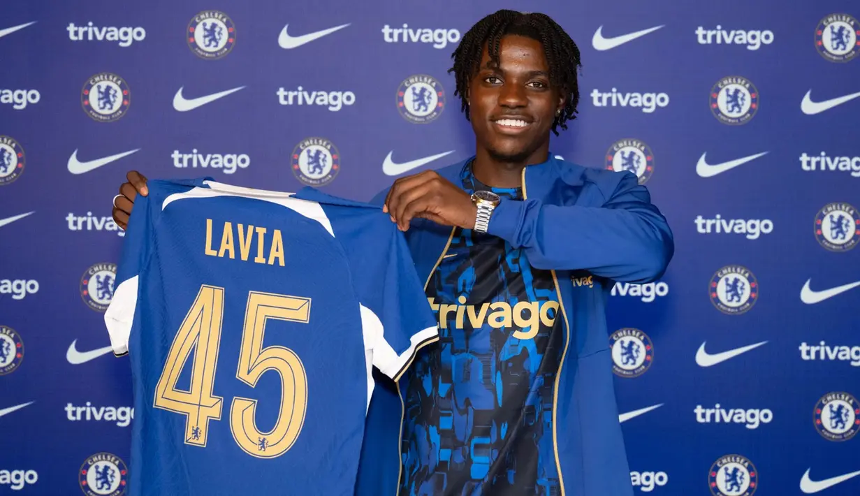 Gagal mendatangkan Jude Bellingham, Liverpool mencari alternatif pada sosok gelandang Southampton, Romeo Lavia. Namun di tengah negosiasi harga yang belum mencapai kesepakatan, Chelsea datang dengan tawaran yang lebih tinggi. Romeo Lavia pun diangkut Chelsea ke Stamford Bridge dengan nilai transfer mencapai 62,1 juta euro atau setara Rp1 triliun. (chelseafc.com)