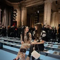 Mikha Tambayong dan Beby Tsabina di show Tory Burch NYFW. Foto: Instagram.