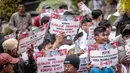 Peserta aksi menunjukkan poster saat menggelar unjuk rasa di depan Gedung KPK, Jakarta, Rabu (29/11). Dalam aksinya mereka menuntut KPK segera menyeret para penikmat kasus e-KTP tanpa pandang bulu. (Liputan6.com/Faizal Fanani)