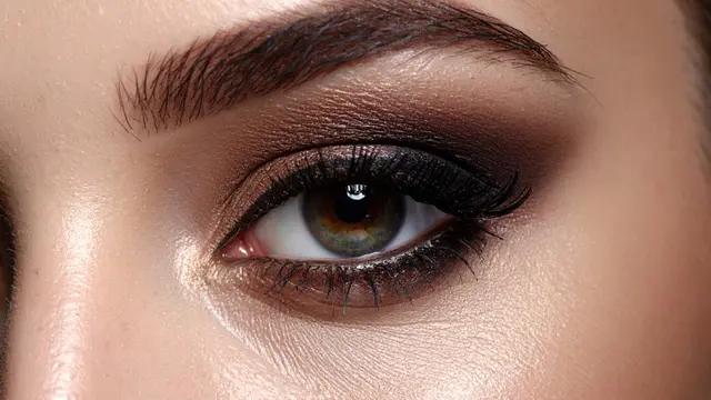 Inspirasi Gaya Makeup Bold yang Beri Kesan Mewah dan Berbeda pada Penampilanmu