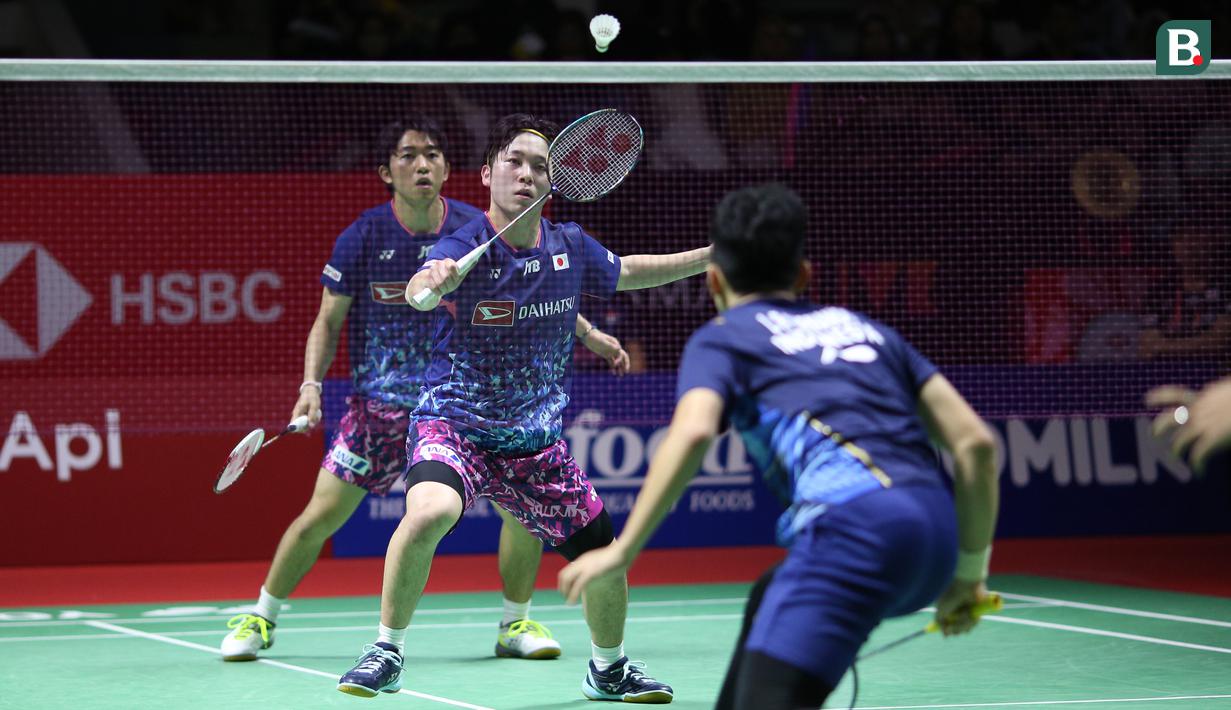 Pebulu tangkis ganda putra Jepang, Ayato Endo/Yuta Takei saat melawan pebulu tangkis ganda putra Indonesia, Leo Rolly Carnando/Daniel Marthin pada babak 32 besar Indonesia Open 2023 di Istora Senayan, Jakarta, Selasa (13/06/2023). Wakil Jepang,  Ayato Endo/Yuta Takei kalah dengan skor 21-23, 21-8, 12-21. (Bola.com/Bagaskara Lazuardi)