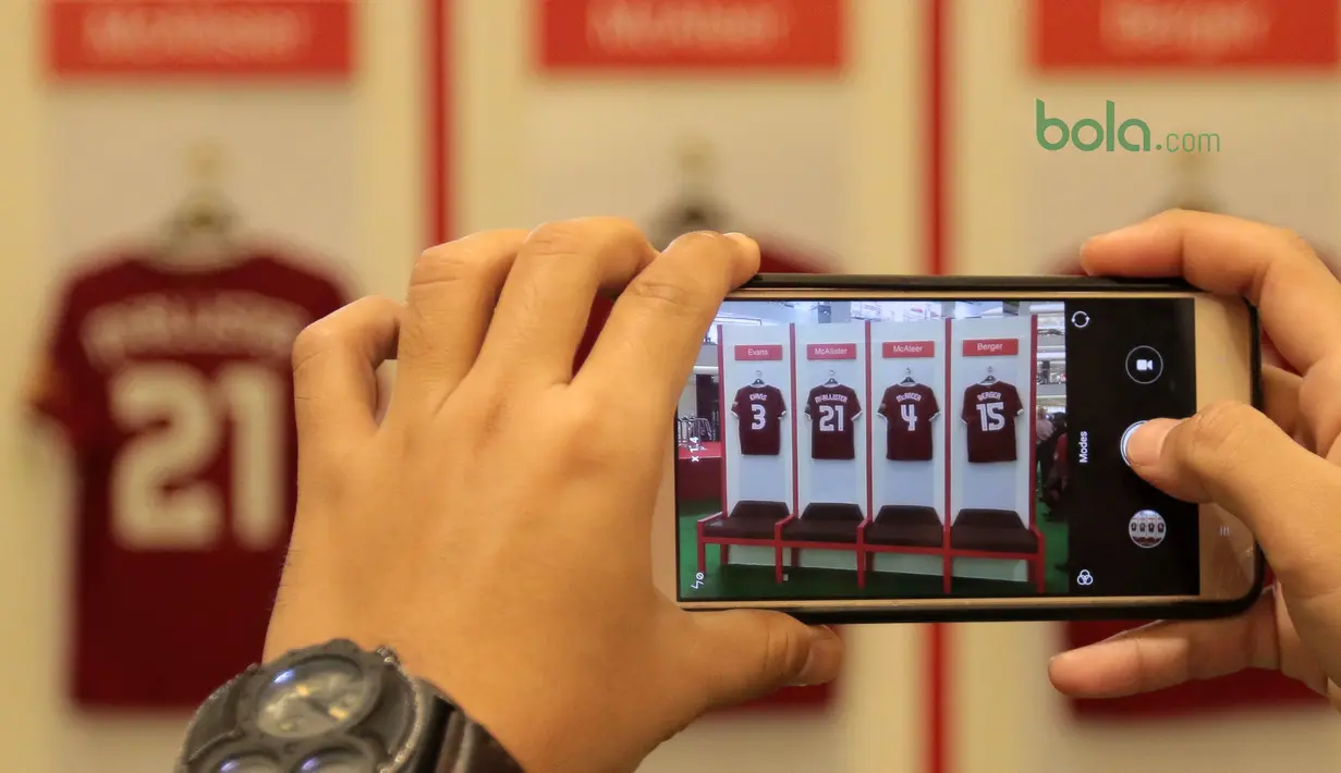 Pengunjung mengabadikan gambar jersey Legenda Liverpool pada acara LFC World Tour Jakarta di Mal Taman Angrek, Jakarta (08/03/2018). Kegiatan tersebut untuk membawa Liverpool lebih dekat kepada fans. (Bola.com/Nick Hanoatubun)