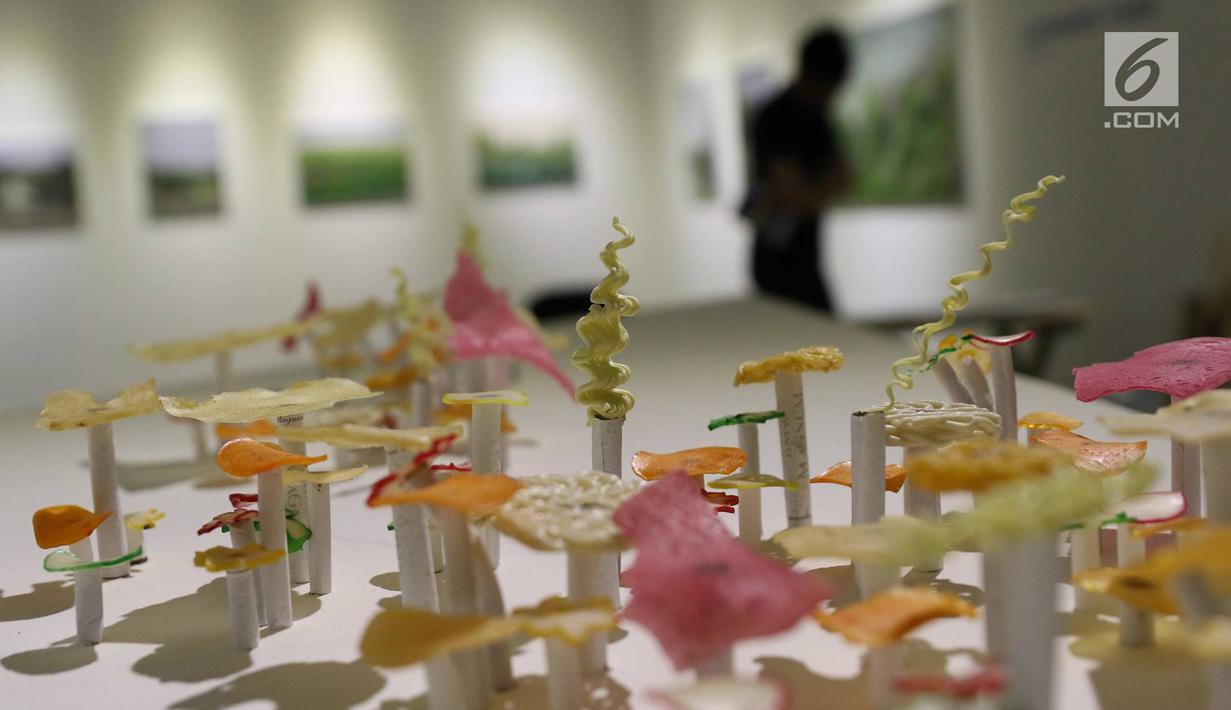 Salah satu karya seni yang dipamerkan yang bertajuk 'Mutual Unknown' di Galeri Nasional, Jakarta, Sabtu (3/6). Pameran ini menampilkan karya-karya dari sembilan seniman muda Asia Tenggara. (Liputan6.com/Immanuel Antonius)